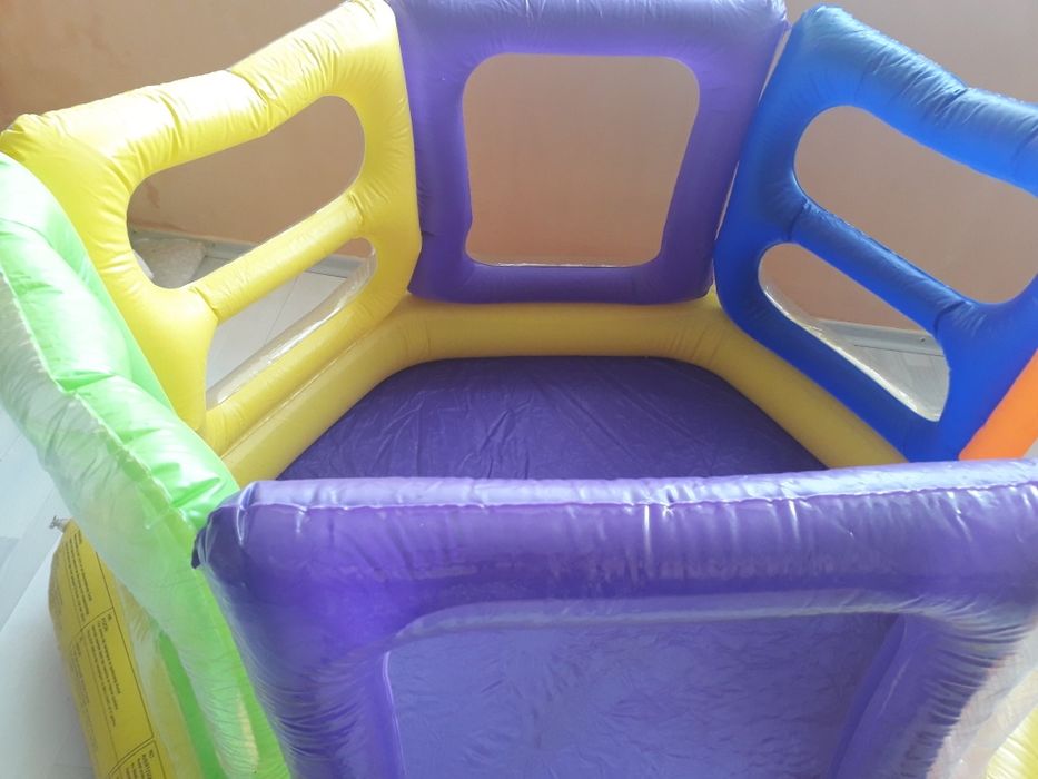 Надуваеми детски център.