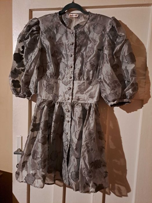 Продавам рокля Custommade, нова