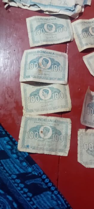 De vânzare  bani și timbre