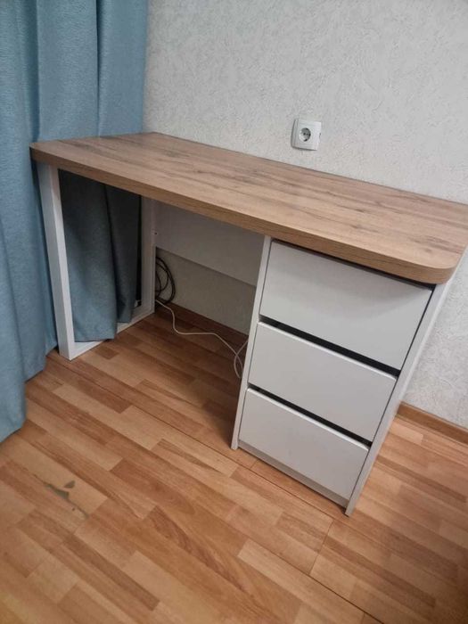 Столы письменные, рабочие, компьютерные