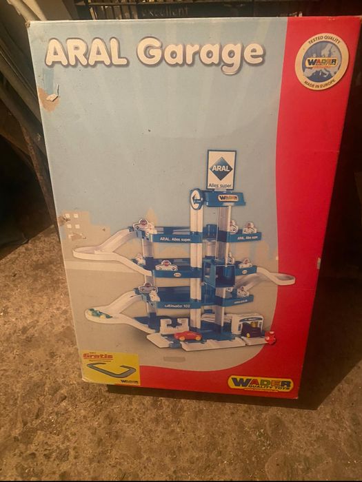 Игра многоетажен гараж, с 4 нива и Куче робот