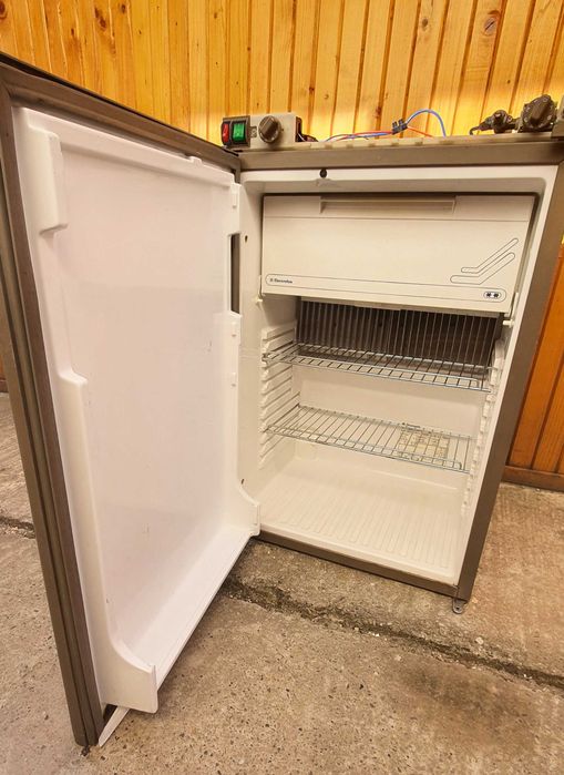 Electrolux frigider RM, 3 surse de alimentare(12v, 220v,gaz) complet