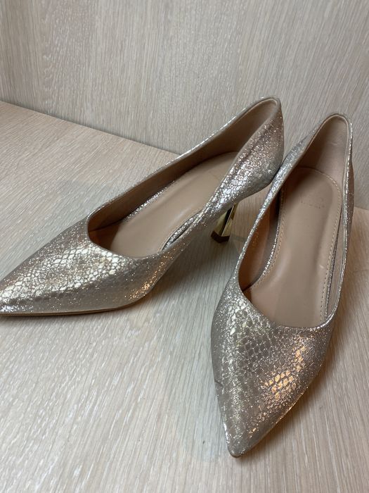 Продам женские туфли