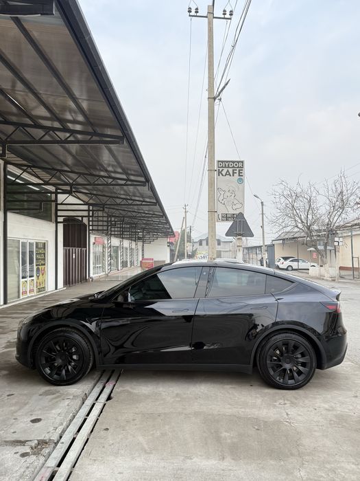 Tesla model Y RWD