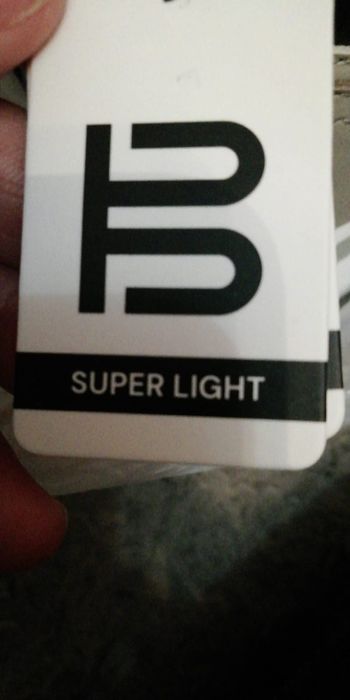 Продам кроссовки женские