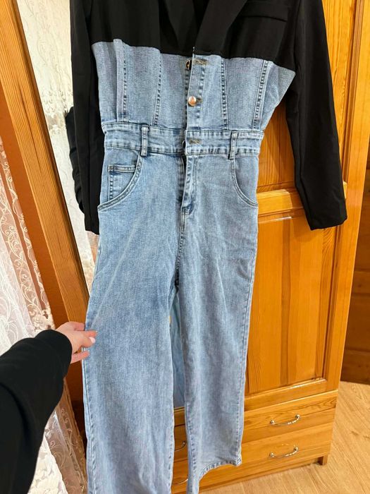 Продавам стилен дамски гащеризон с дънкова долна част