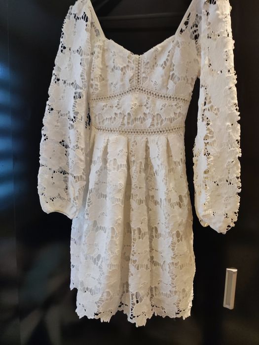 Бяла дантелена рокля