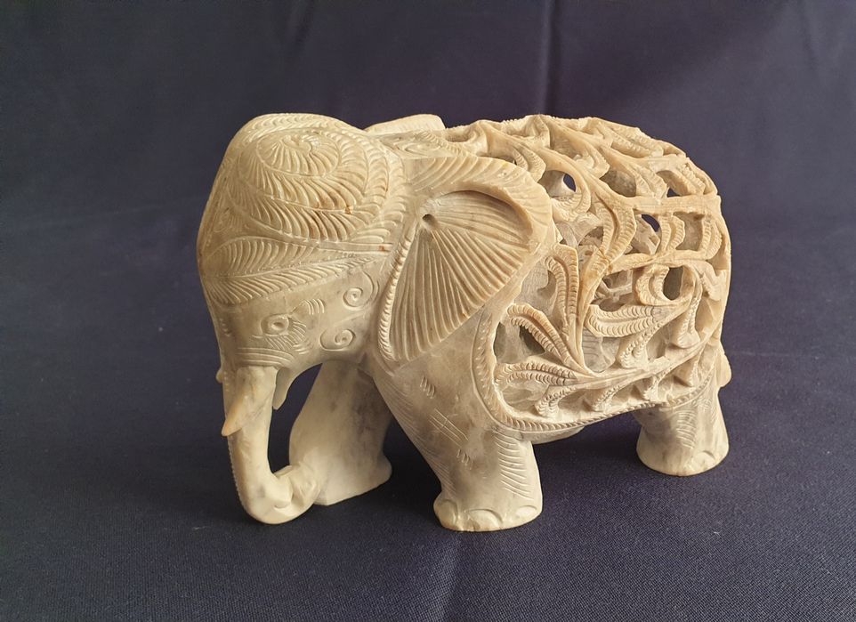 Пластика на .слоница майка от мрамор и Порц. чайник с месингова дръжка