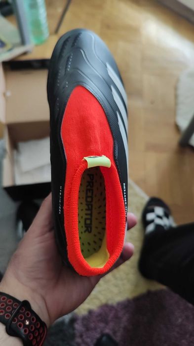 Продават се футболни обувки Adidas Predator - чисто нови (стоножки)