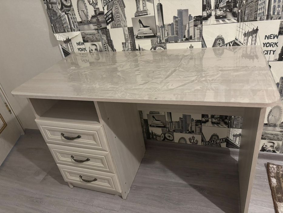 Продам стол письменный в отличном состоянии