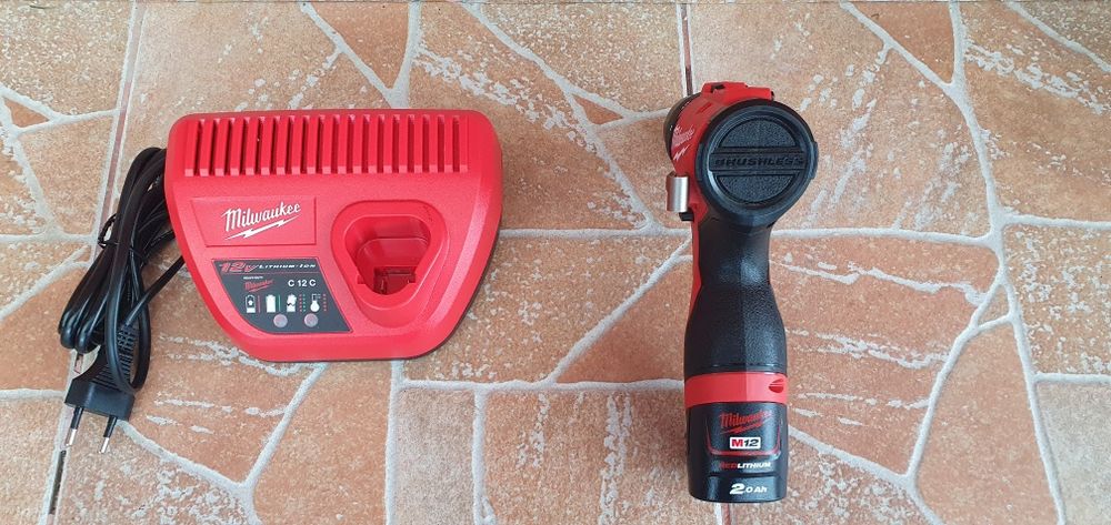 Masina de înșurubat și găurit milwaukee.