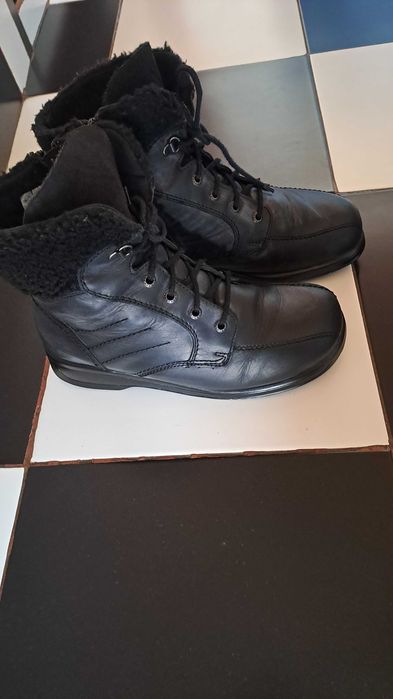 Продавам  ортопедични  дамски   боти  по  НЗОК .