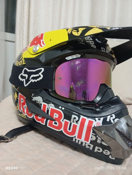 Продам шлем RED BULL