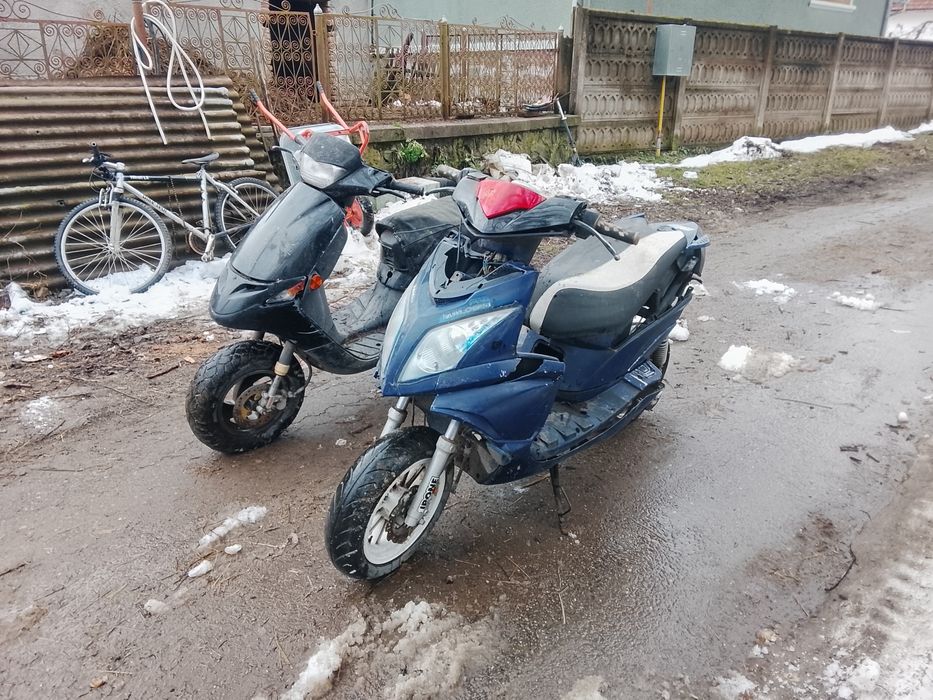 Vând două scutere