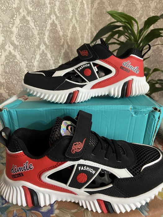Новые кроссовки для подростка