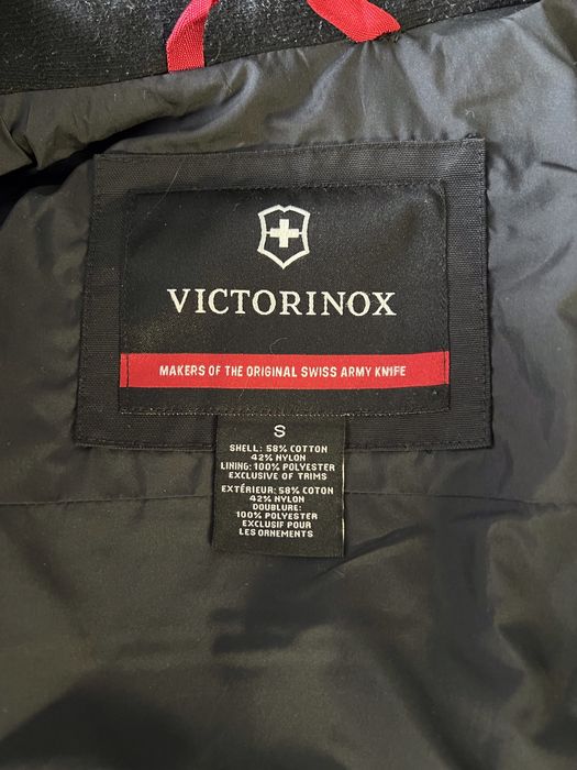 Продавам мъжко / юношеско яке на марката Victorinox