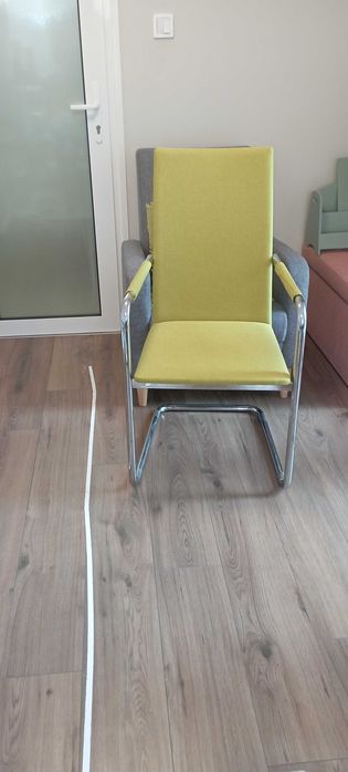 Офис стол - 2 броя. Обща цена 100 лв. Нова тапицерия!