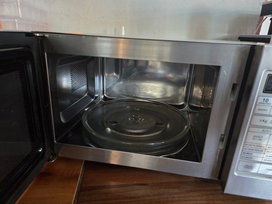 Cuptor cu microunde Schneider