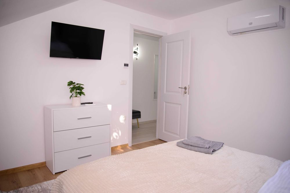 Inchiriez apartament 2 camere in regim hotelier zona Mall-Precista