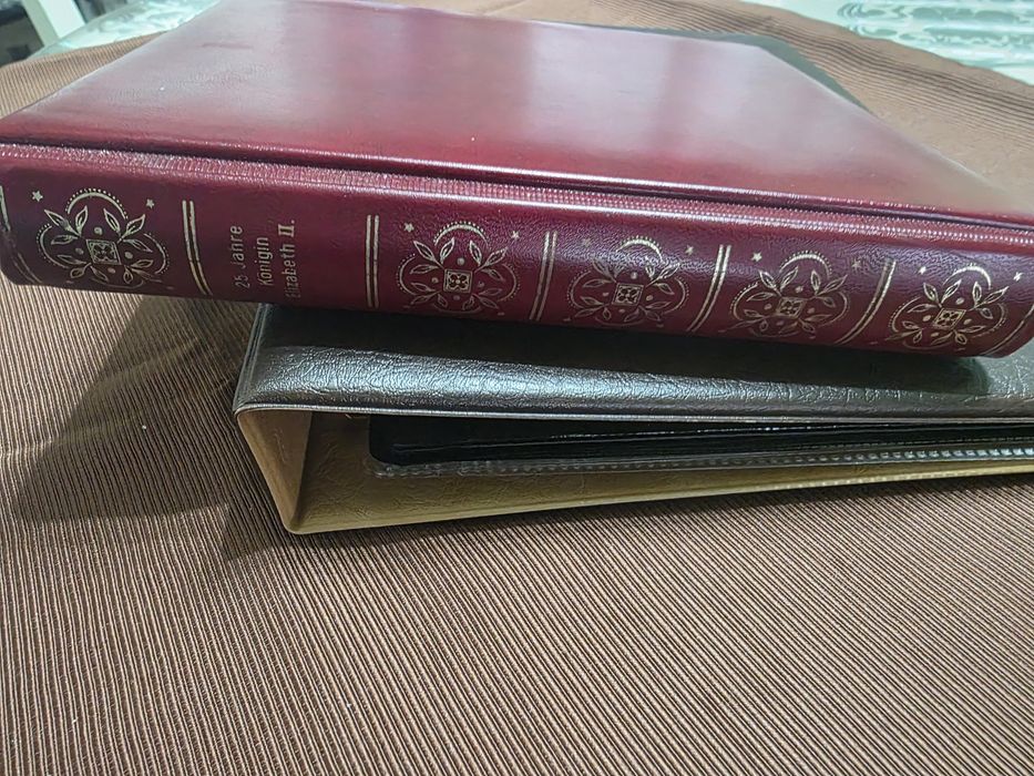 Vând albume pentru bancnote