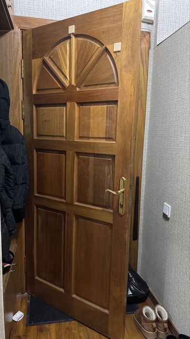 Деревянная дверь в хорошем состоянии