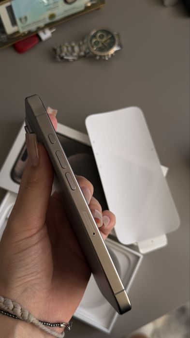 Продам Iphone 15pro silver 256gb