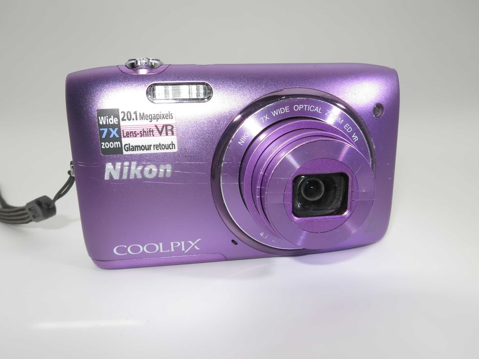 Nikon Coolpix S3500 ултра компактен фотоапарат в страхотен лилав цвят, 20MP цифрова камера 7х оптичен зум, напълно тествана и работи отлично