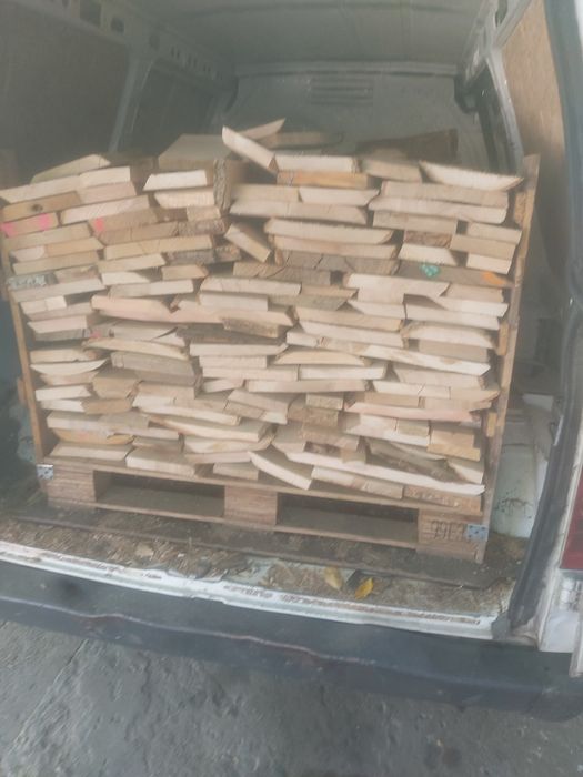 Vând lemne de foc deșeuri esență tare lemn uscat la palet.