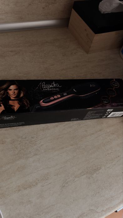 Четка за изправяне на коса с керамично покритие с кератин на Alessandra Ambrosio