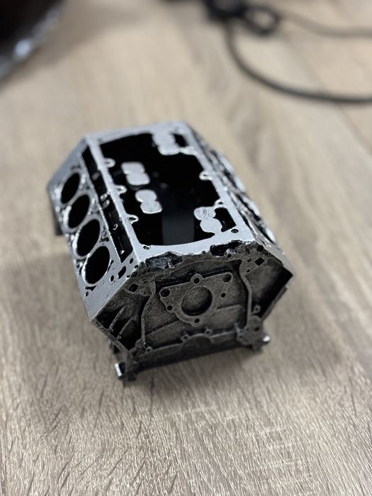 Органайзер за бюро V8 двигател