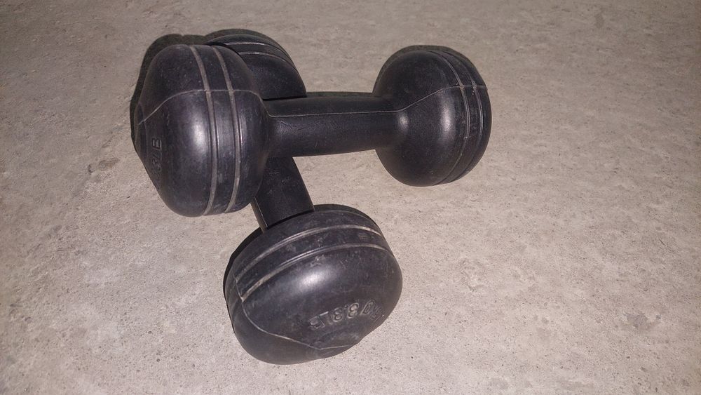 Продавам ктъгла гира 6кг  гирички 1×3кг.2×1.5 кг