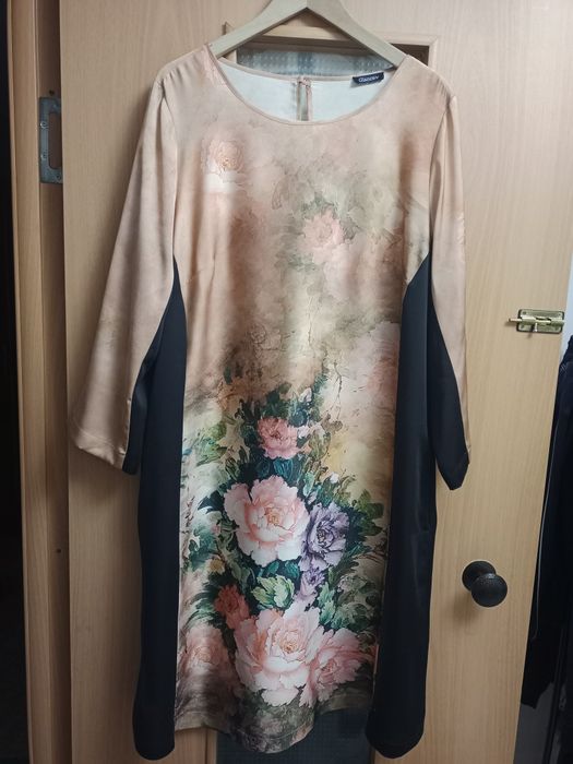 Продам на 54-56р.красивые платья