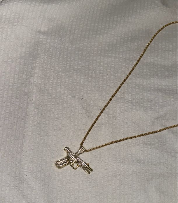 Золотистая подвеска в форме пистолета