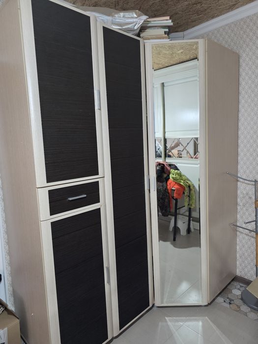 Продам углоаой шкаф с комодом