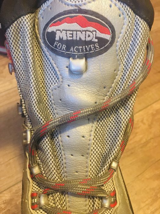 Vând bocanci Meindl penttu damă ,38 dar potriviți pentru 37