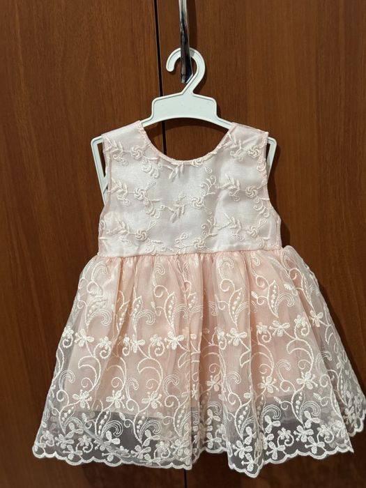 Қыз балаға киімдер сатылады