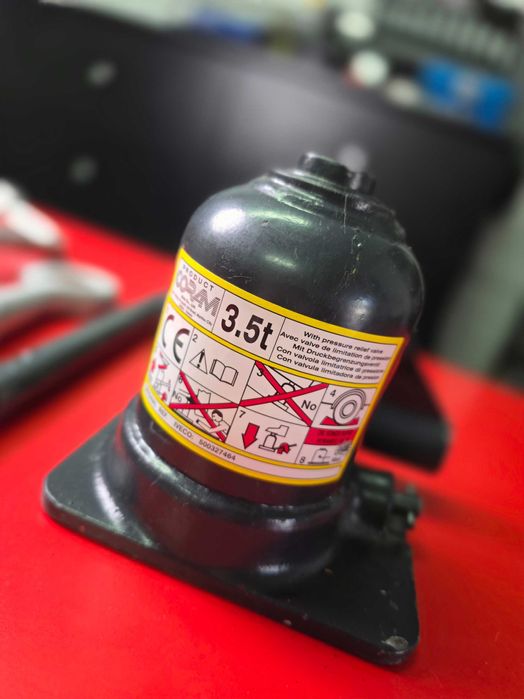 KIT Cric AUTO Hidraulic OEM Iveco Daily + Cheie + Cric + Carlig