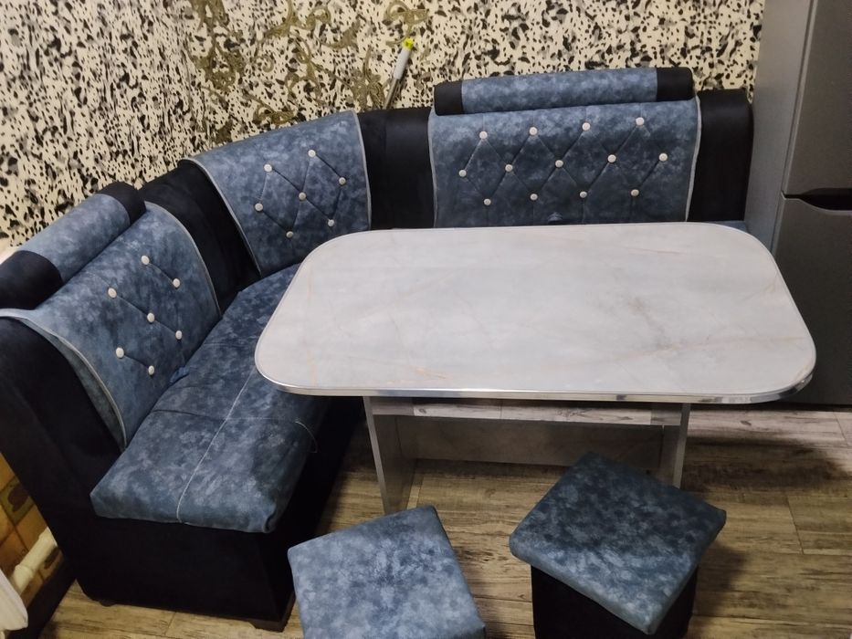 Кухонный уголок Стол 2 Пуфик