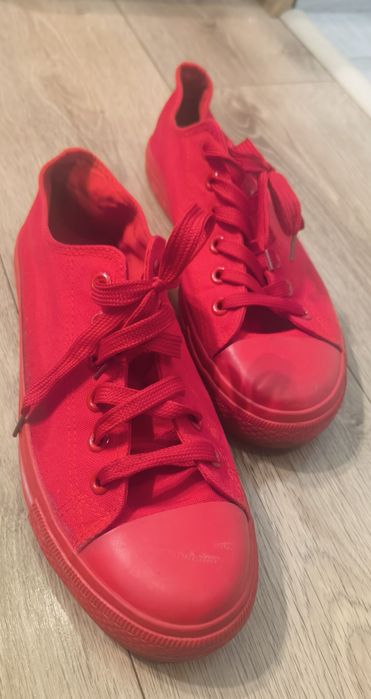 Мъжки кецове, червени