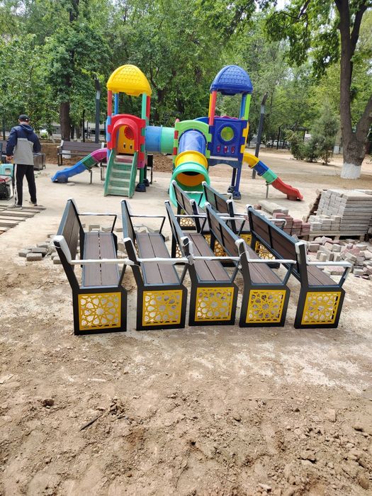 Скамейка со спинкой.