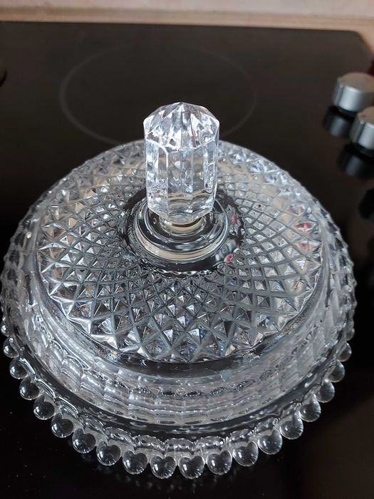 Изящна купа с капак и  красиви подноси