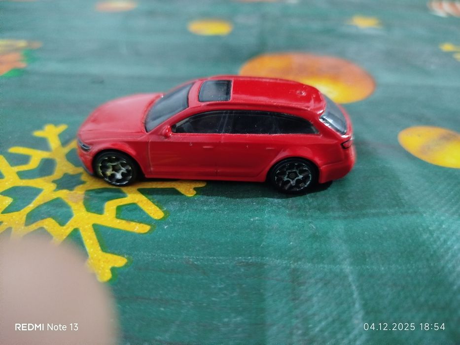 Dau aceste machete la schimb pe o macheta Dacia Logan .