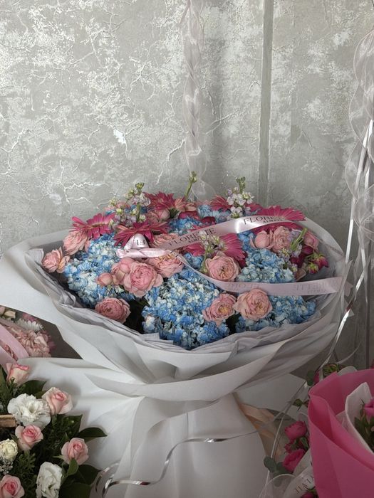 Свежие цветы в корзине