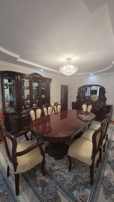 Гарнитур (Барокко) — Стол, стулья, витрина и комод