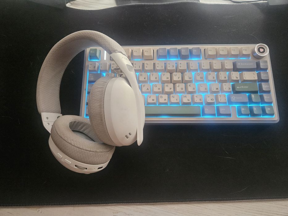 Продам клаву наушники в подарок