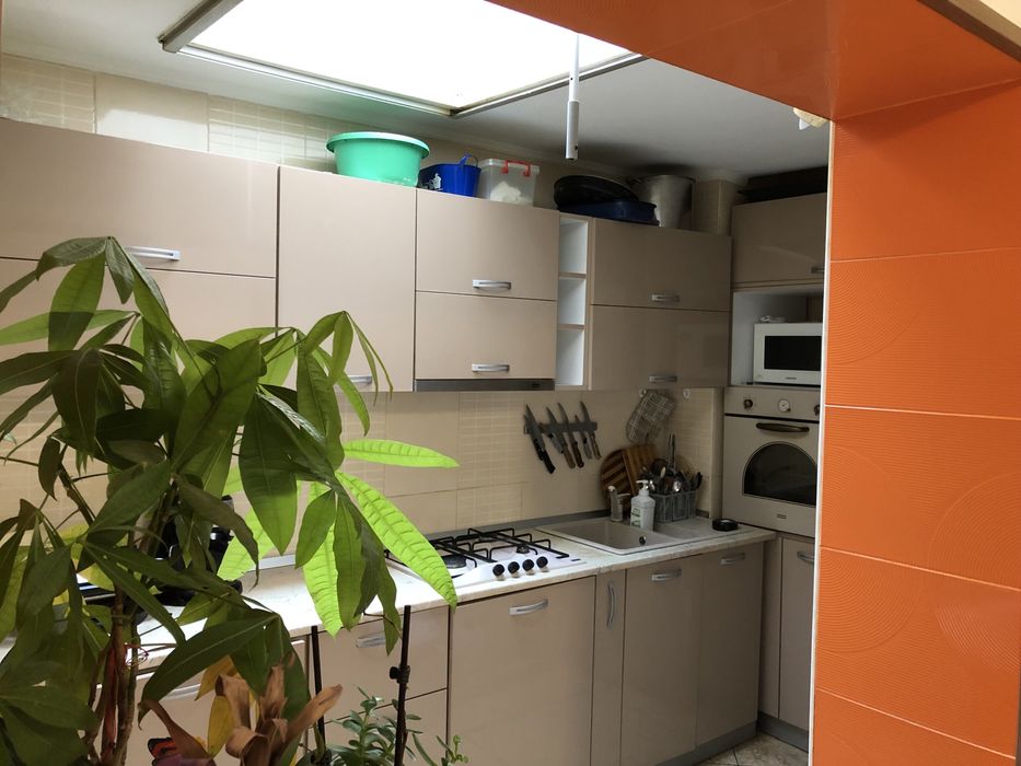 Apartament 4 camere+curte individuala