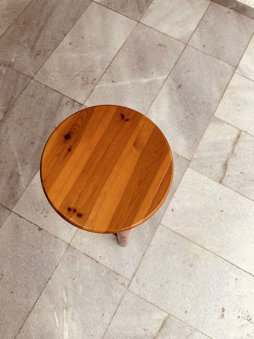 Дървена табуретка от масив – 60 см, стабилна и удобна