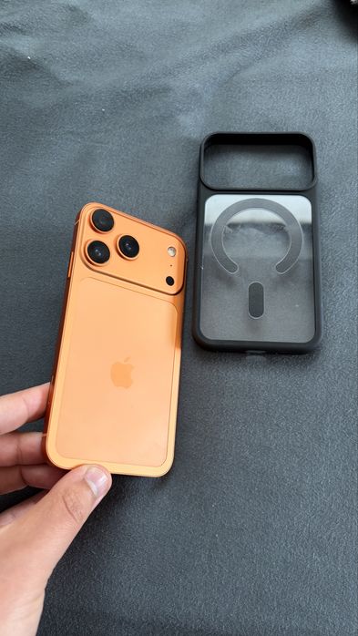 Продава се iPhone XR 64GB в корпус в стил iPhone 17 Pro.