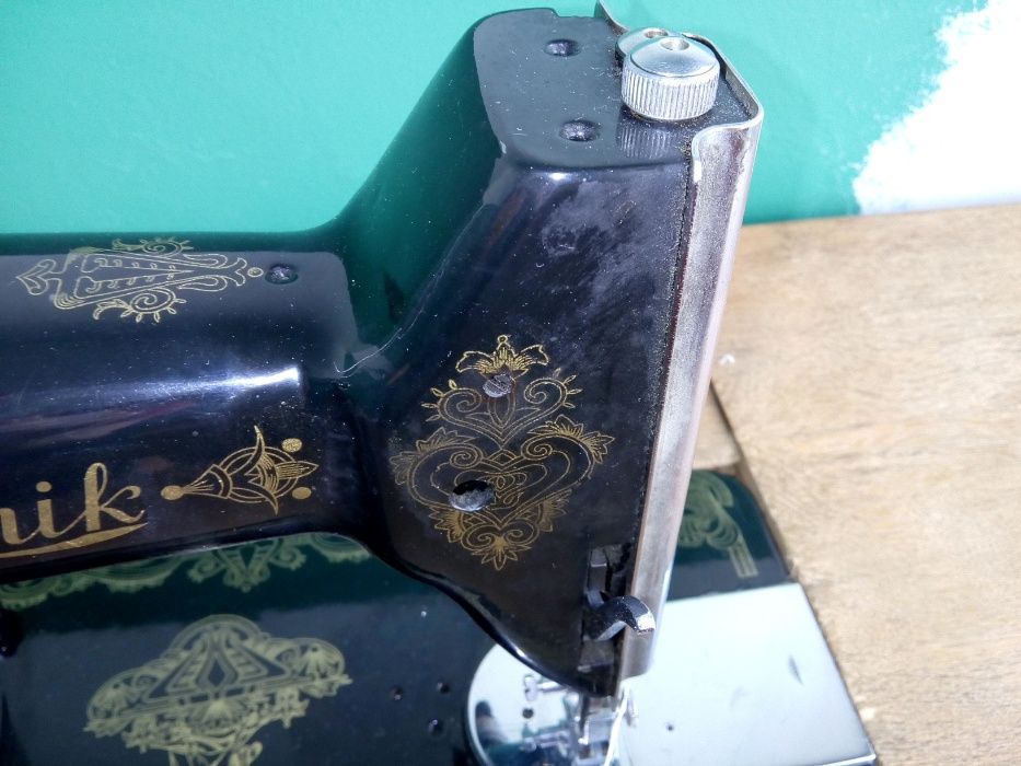 Старинна шевна машина Лучник крачна неработеща