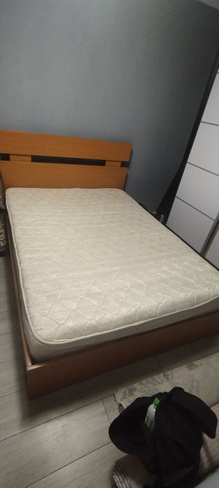 Vând pat 140/200